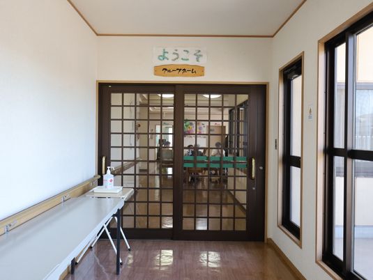 明るい食堂の入口