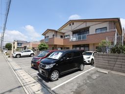 快晴の下、建物の外観