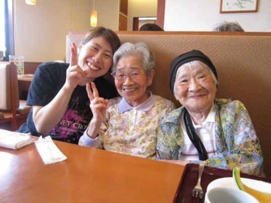 笑顔の女性と高齢者二人
