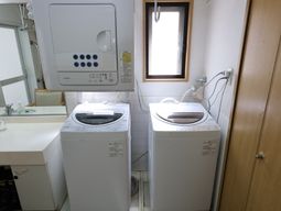 洗面台と洗濯機がある空間