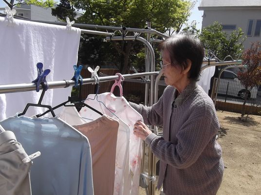 洗濯物を干す女性