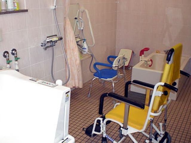 機能訓練室 機能訓練室 利便性の高い設備が揃った空間で、利用者様が安心して入浴できる環境です。机やイスの配置も工夫されていますので、移動がスムーズに行えます。