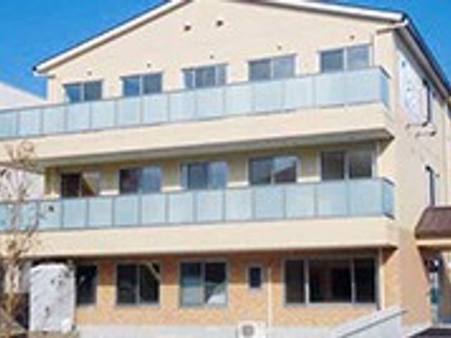 建物外観 外観 日差しが差し込む三階建ての建物です。清潔感のある印象を与えるデザインが特徴です。