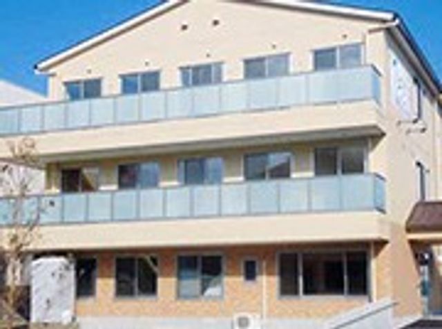 建物外観 外観 日差しが差し込む三階建ての建物です。清潔感のある印象を与えるデザインが特徴です。