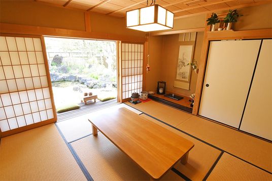 畳の和室と庭