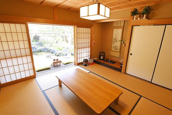畳の和室と庭