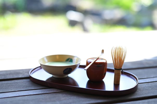 茶道具の置かれたテラス