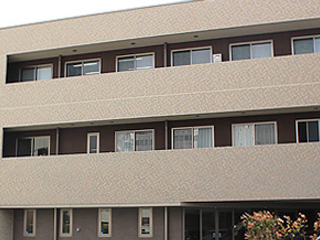 落ち着きある外観 外観 落ち着いた色合いの建物が目印です。通いやすいアクセスも魅力の一つです。