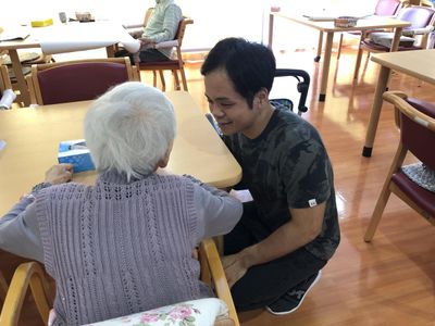 談笑するラウンジ