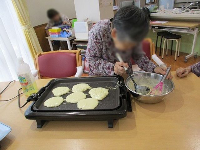 生活を楽しむ居室 居室 仲間と一緒にリラックスしながら、手作りのおやつを楽しめる空間です。
