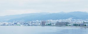 山々を背景にした街並み