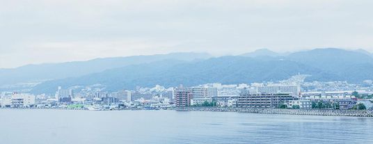 山々を背景にした街並み