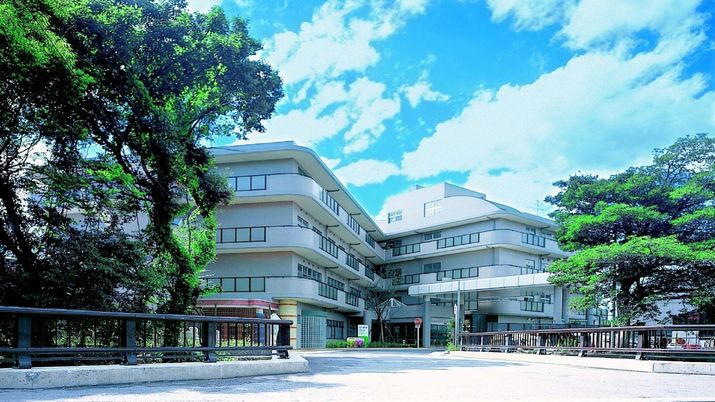緑豊かな建物の外観