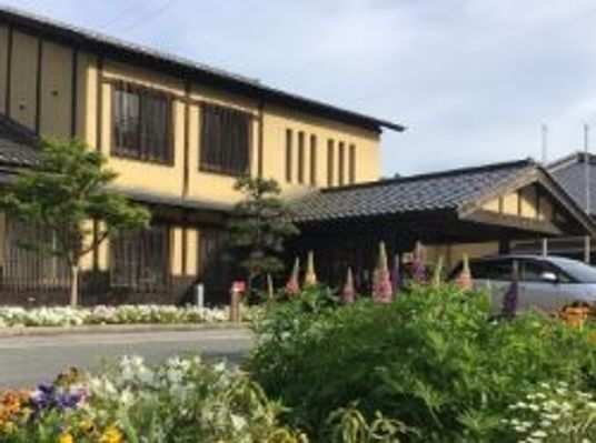 庭のある施設外観  