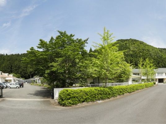 緑に囲まれた外観  