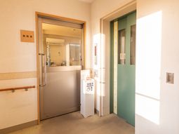 明るい廊下とエレベーター