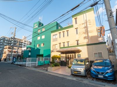 緑色の建物の外観
