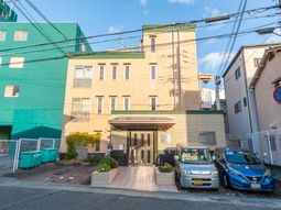 清潔感ある建物のエントランス