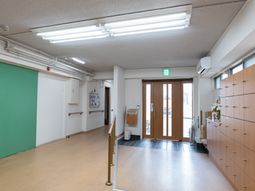 エントランスの明るい空間