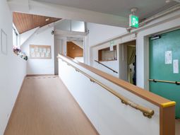 清潔な施設の廊下