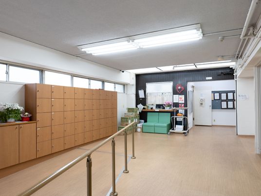 受付と廊下の明るい空間