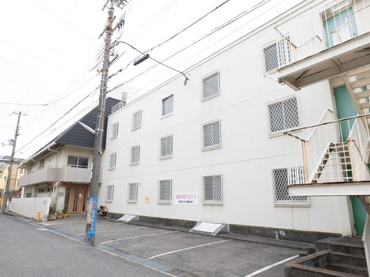白い建物の外観