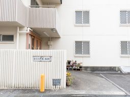 外壁と花々のエントランス