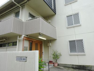 白壁の建物とエントランス