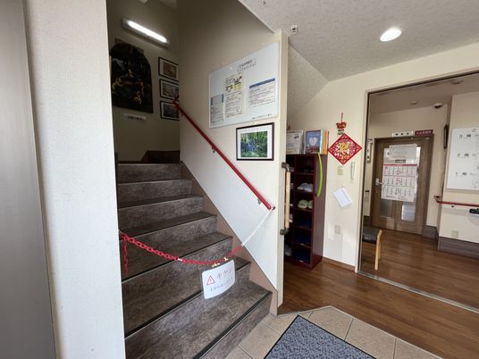 階段と掲示物