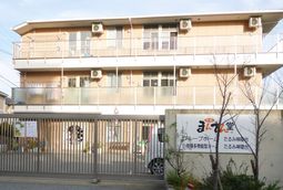 明るい外観の建物