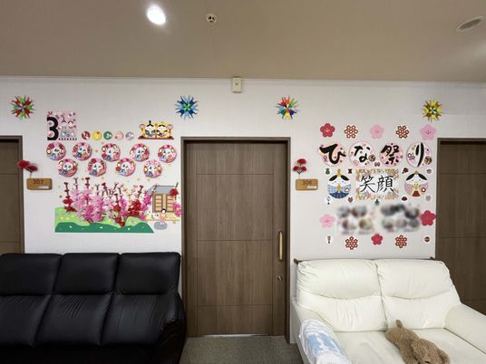 作品が飾られた廊下