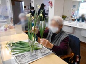 花を生ける様子のラウンジ