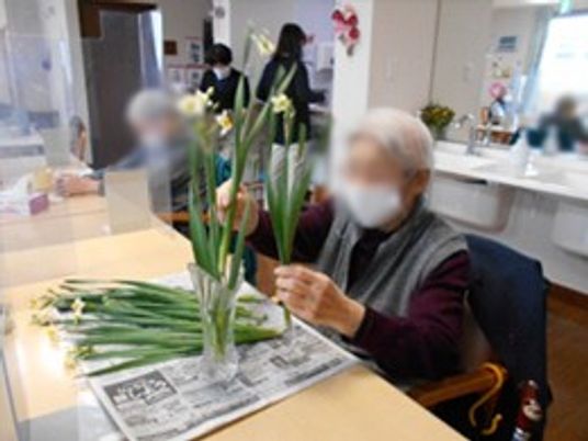 花を生ける様子のラウンジ