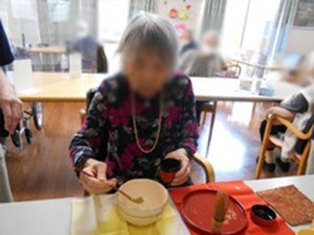 食事の様子 ダイニングルーム 明るいテーブルで食事を楽しむ場面です。自然光が差し込む落ち着いた空間になっています。