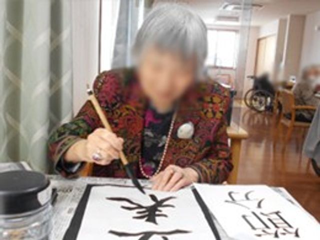 絵画制作を楽しむ部屋 ラウンジ 開放的なスペースで利用者が自由に創作活動を楽しんでいます。リラックスした雰囲気の場です。