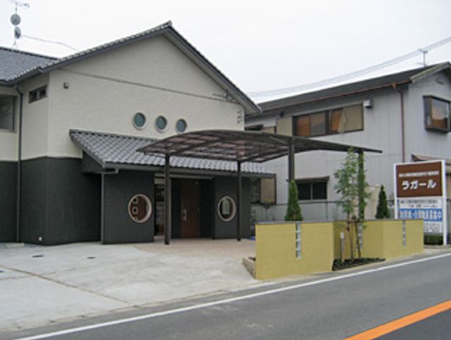 ゆったりしたエントランス エントランス 広々とした開放感のある入口は、ご来訪の皆様を温かくお迎えします。アクセスも良好で、安心してお越しいただける環境です。