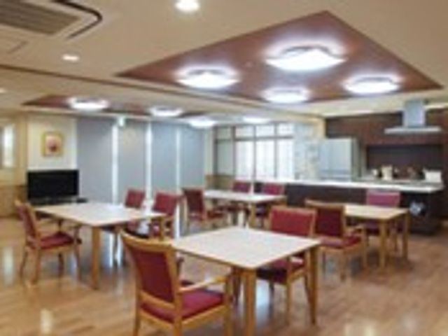 広々とした食堂 食堂 広々とした明るい空間で、キッチンも併設されています。ゆったりとした時間を過ごせます。