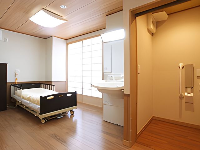 明るい個室の居室 居室 日差しが差し込む個室で、リラックスした時間をお過ごしいただけます。必要な設備が整っています。