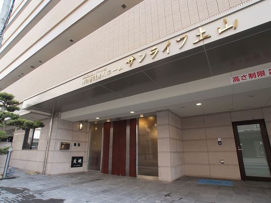 施設の正面玄関  