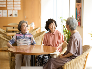 くつろぐ高齢者たちのラウンジ