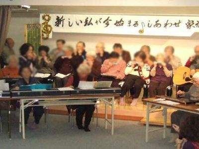 ステージで交流する人々