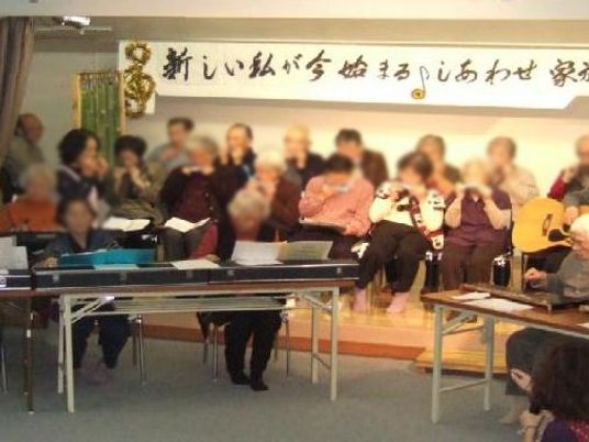 ステージで交流する人々