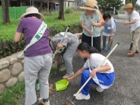 屋外作業をする人々