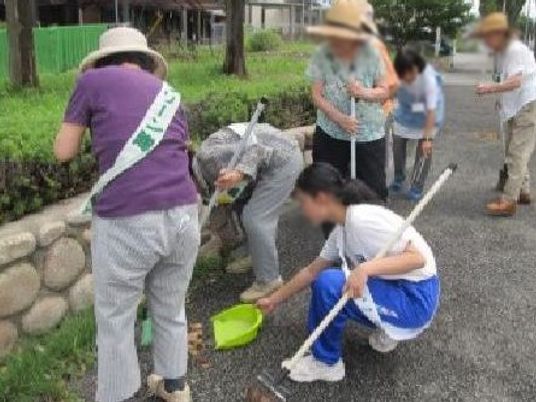 屋外作業をする人々