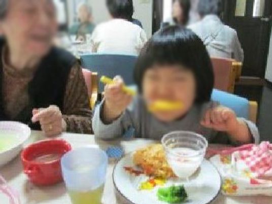 家庭的な雰囲気の食卓