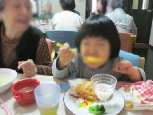 家庭的な雰囲気の食卓