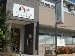 明るい日差しのエントランス