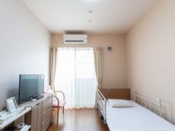 落ち着いた色調の居室