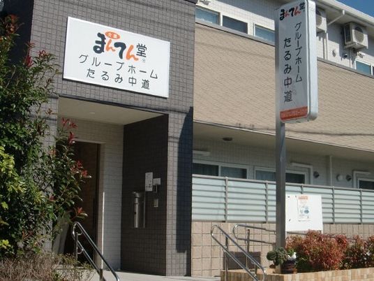 施設の明るいエントランス