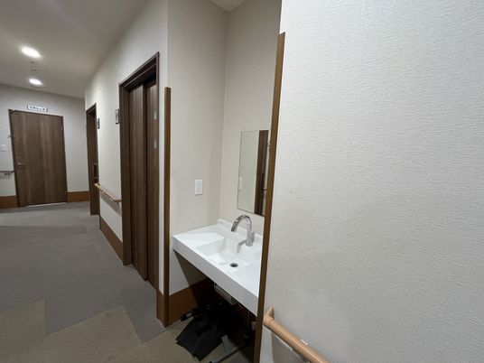 手洗い場のある廊下